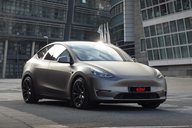 Tesla Model Y z Sprężyny obniżające oraz Dystanse poszerzajace Eibach 